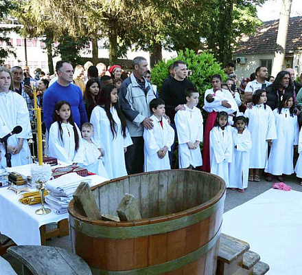 СЕРБСКИЙ ПАТРИАРХ СОВЕРШИЛ СОБОРНОЕ КРЕЩЕНИЕ ДЕТЕЙ