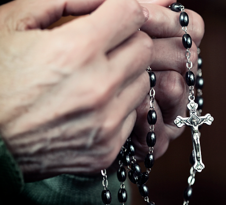 Sie können den Park in der Nähe der italienischen Kirche mit Gebet bezahlen