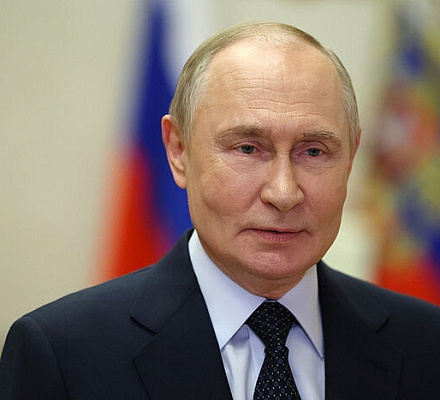 Президент Российской Федерации Владимир Путин поздравил Святейшего Патриарха Кирилла с 50-летием архиерейской хиротонии