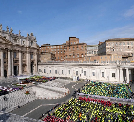 Папа Франциск благодарит волонтеров всего мира за "чудо нежности