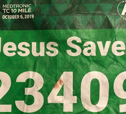 Ein Läufer mit der Aufschrift 'Jesus rettet' auf seiner Brust wurde von einem gleichnamigen Sanitäter gerettet