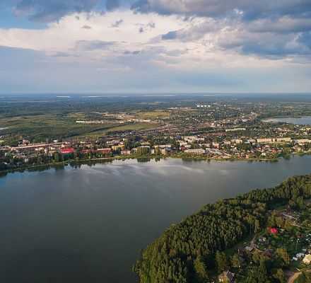 Bologoye: Der Pfarrgarten des Herzens wurde mit einer durchbrochenen Figur eines weißen Engels aufgefüllt
