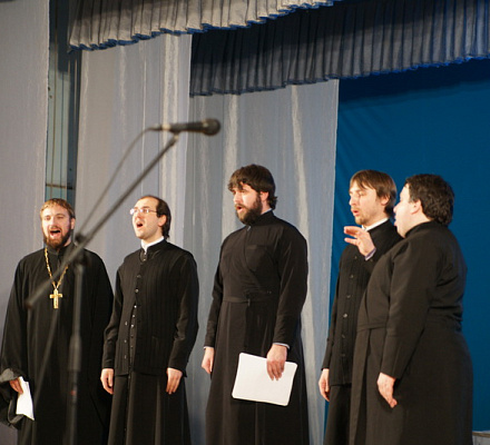 In der Hauptstadt Primorje probt ein neuer Chor von Priestern und Diakonen