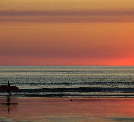 Священник-серфингист совершает второе спасение в океане, спасая отца и сына