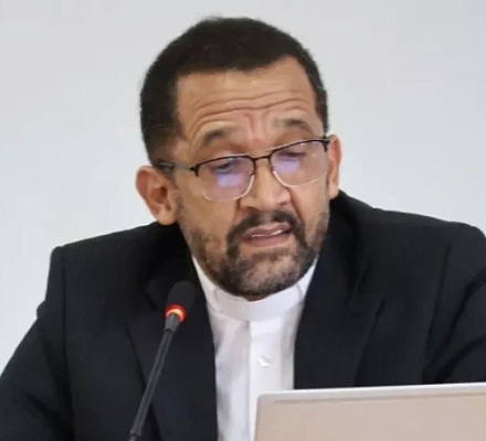 С нелегальными рабочими, застрявшими в южноафриканской шахте, следует обращаться "достойно", говорит епископ