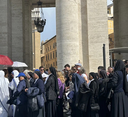 Католики прощаются с Папой Франциском в соборе Святого Петра