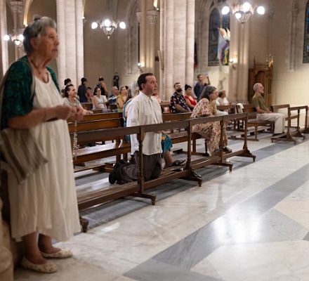 Католические епископы, верующие по всему миру молятся за Папу Франциска на фоне продолжающихся проблем со здоровьем