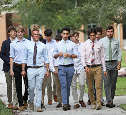 Иезуитская средняя школа воспламеняет веру, вдохновляя студентов на священство