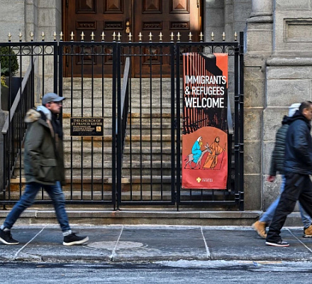 27 религиозных групп подали в суд на Белый дом из-за иммиграционной политики "чувствительных мест