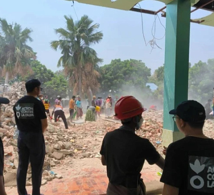 Католики наперегонки со временем и препятствиями помогают жертвам землетрясения в Мьянме