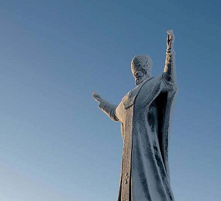 Памятник святителю Николаю Чудотворцу в Анадыре на Чукотке