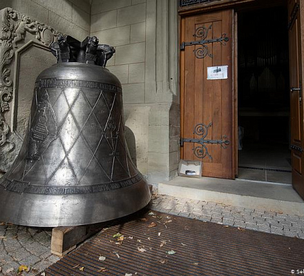 In Deutschland wurde eine Glocke mit dem Bild des COVID-19-Virus gegossen