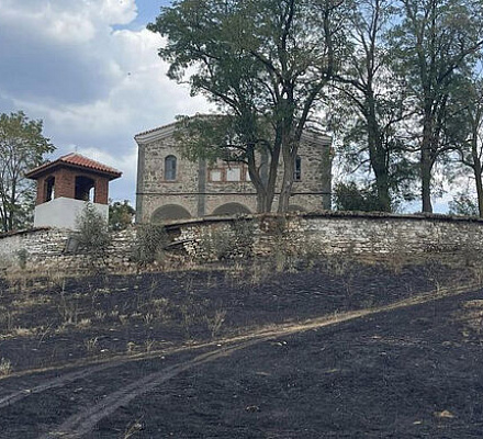 Чудо в Болгарии: пламя лесного пожара остановилось прямо перед деревенской церковью