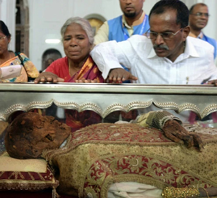 Мощи святого Франциска Ксаверия собрали 12 000 человек в Гоа, Индия, на десятилетней выставке