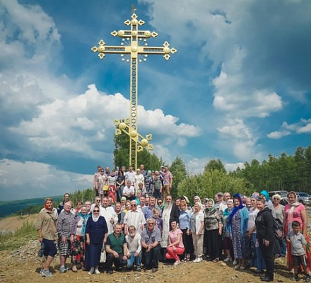 Auf der Autobahn Tynda - Solovyovsk wurde ein Anbetungskreuz installiert