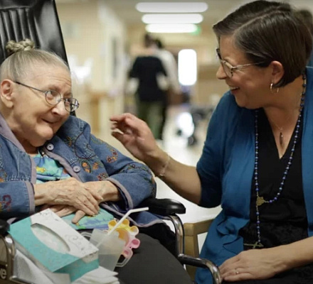 Моя первая "Аве Мария" за 45 лет: Команда Розария приносит молитвы для людей, живущих в доме престарелых