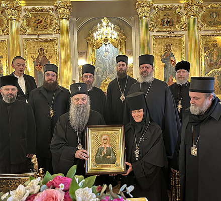 Патриарх Порфирий поклонился мощам святой Матроны Московской