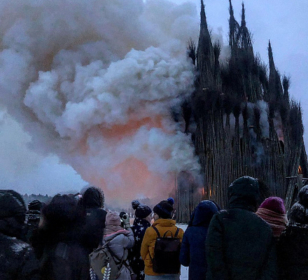 Die Aktion, bei der eine improvisierte Kirche am Fastnacht niedergebrannt wurde, wurde weder von den Laien noch von den Geistlichen gewürdigt