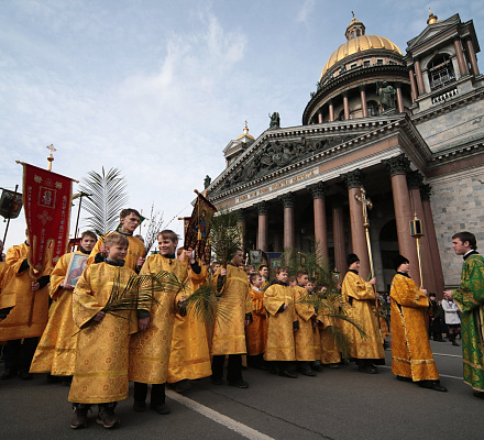Am Palmsonntag findet in St. Petersburg eine religiöse Prozession für Kinder statt