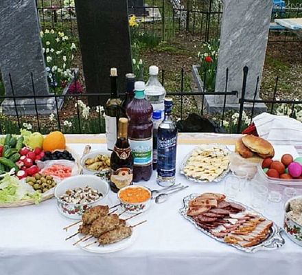 Обычай оставлять еду на могиле покойного – это язычество?