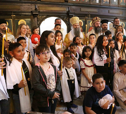 Патриарх Порфирий крестил десятки юных святых в Рипне