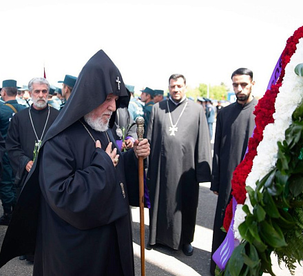 С. Католикос Всех Армян посетил мемориальный комплекс Сардарапат для литургии и республиканских пожеланий