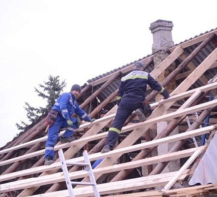 Добровольцы Русской Православной Церкви начали восстанавливать частные дома в Волновахе