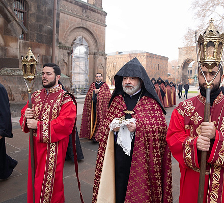 Крест с мощами святого Нерсеса Шнорали доставлен в церковь Святых Архангелов