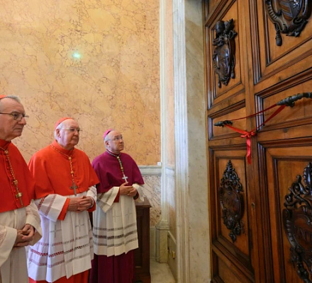 Смерть Папы Франциска: Ватикан проводит первый этап папских похоронных обрядов