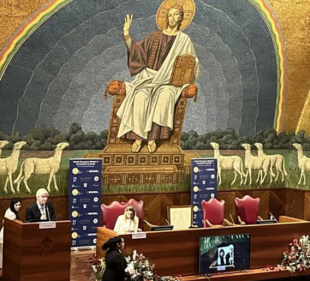 Ученые и руководители компаний делятся большими идеями на саммите по этическим инновациям в Ватикане