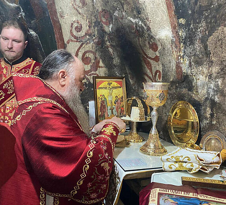 Митрополит Санкт-Петербургский и Ладожский Варсонофий совершил литургию в монастыре Острог