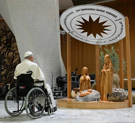 Вифлеемский художник защищает присутствие палестинского кефийе в сцене Рождества Христова после ответной реакции