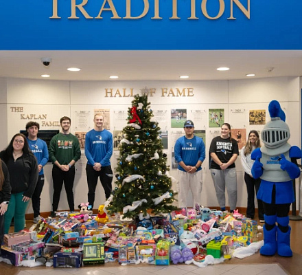 Невероятное дело: Католические группы собирают рождественские игрушки для нуждающихся детей