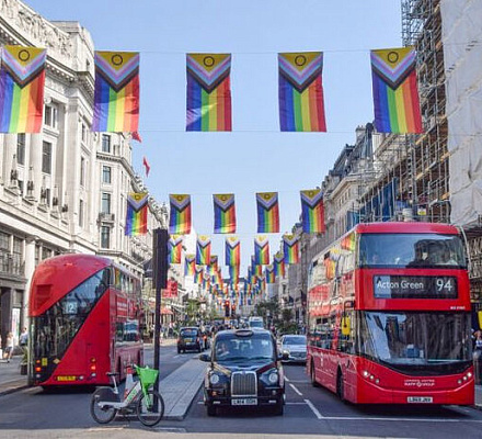 Тысячи людей подписали петицию против размещения «прогрессивных флагов гордости» на одной из главных улиц Лондона