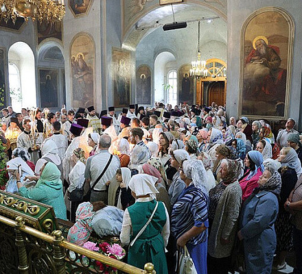Состоялось принесение мощей святителя Тихона в Тобольскую митрополию