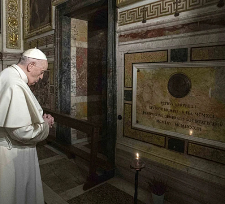 Расследование Ватикана по поводу канонизации отца Аррупе, наставника Папы Франциска, начнется в следующем месяце