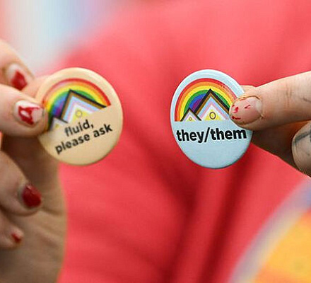 Англия: учительницу начальных классов уволили за отказ относиться к 8-летней трансгендерной ученице как к «мальчику»