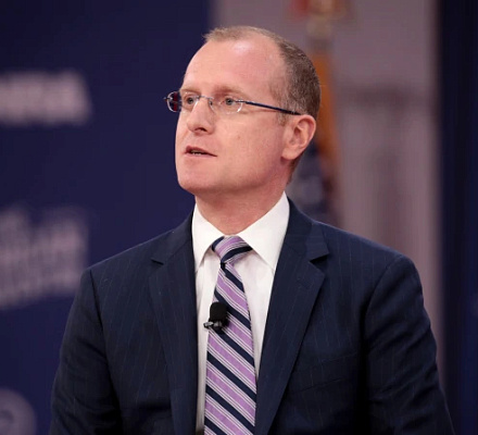 Брендан Карр, выпускник юридического факультета CUA, назначен руководителем Федеральной комиссии по связи