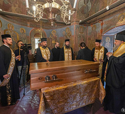 Состоялось открытие мощей святых Думитру Стэнилоаэ и Софиана (Богиу)