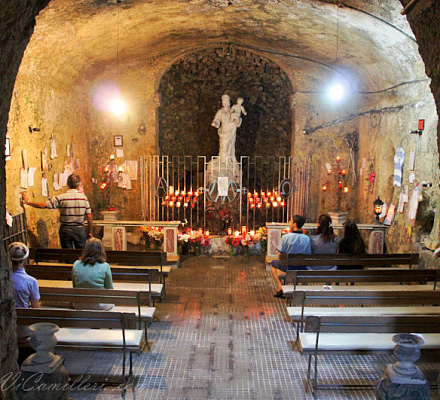 Madonna, die ihre Hand bewegt. Kapelle Unserer Lieben Frau von der Grotte in Malta
