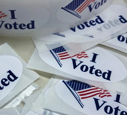 Избиратели-католики отдают предпочтение Трампу перед Харрис в целом по стране и в "колеблющихся" штатах, показывают экзит-полы