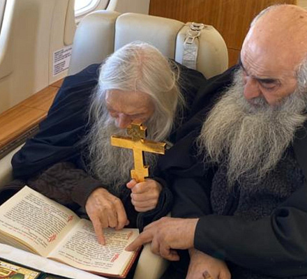 Der berühmte Älteste flog mit einem Gebet gegen das Coronavirus durch Moskau und St. Petersburg