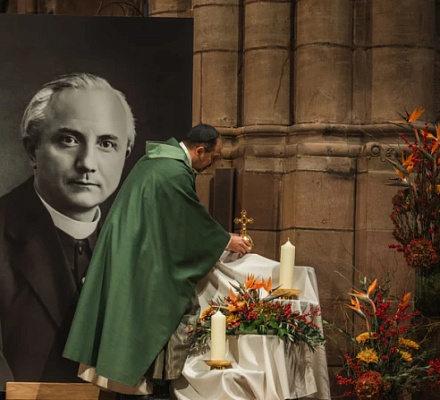 Церковь причащает немецкого священника, казненного нацистами в 1944 году