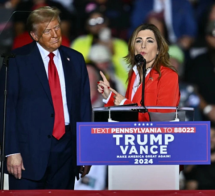 Трамп обращается к пуэрториканским избирателям в Аллентауне, штат Пенсильвания, после шуточной реакции