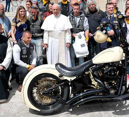 Das von Papst signierte 'Unique White' -Motorrad wurde für £ 42.000 verkauft