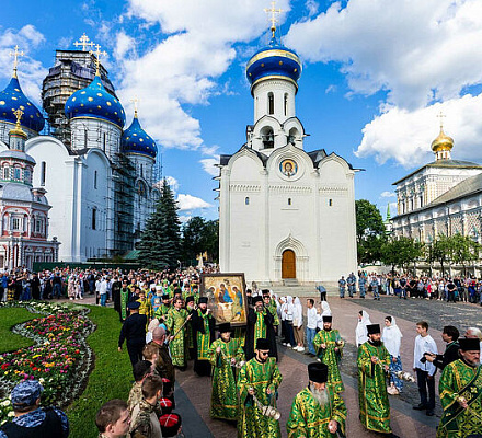 Святейший Патриарх Кирилл возглавил принесение иконы Святой Троицы в Троице-Сергиеву лавру