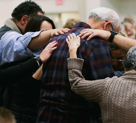 Служба исцеления в Мичигане - это окно в католическое харизматическое движение