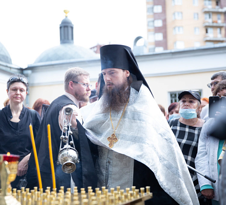 Am Tag des 40. Todestages von Vladimir Vysotsky wurde an seinem Grab ein Requiem aufgeführt