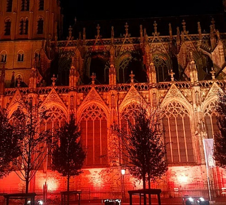 Церкви по всему миру зажгли красный свет в честь гонимых христиан