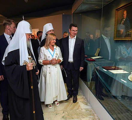 Святейший Патриарх Кирилл посетил церемонию открытия выставки, посвященной 25-летию великого освящения Храма Христа Спасителя